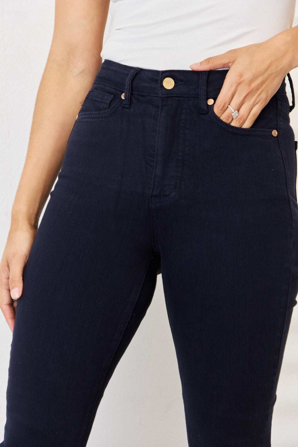 Tummy control skinny jeans with high waist and pocket design.